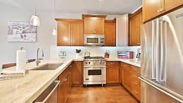 Casa superior, vista a la montaña | Cocina privada | Refrigerador con congelador, microondas y parrilla de estufa