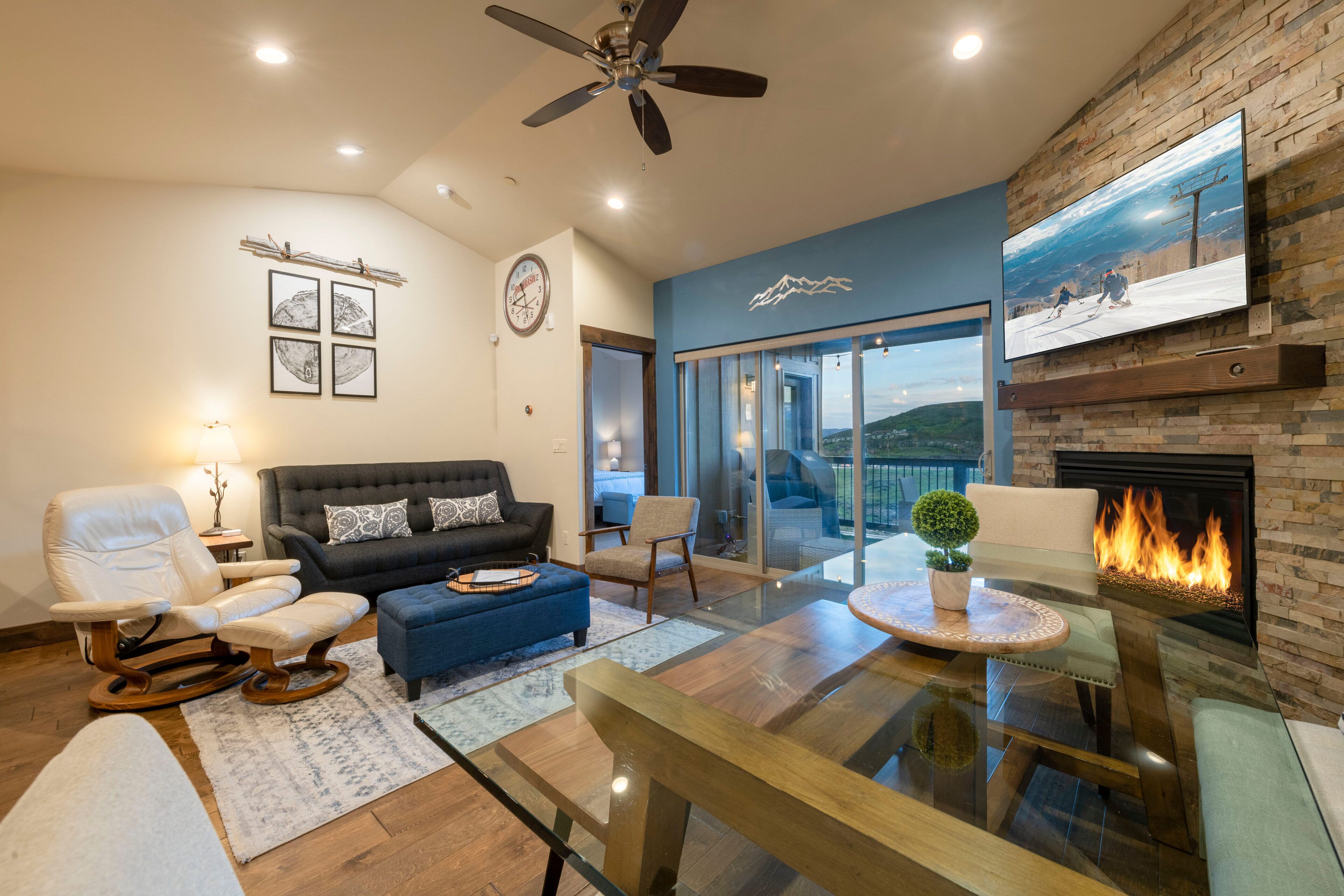 Deluxe House | Living area | Fireplace