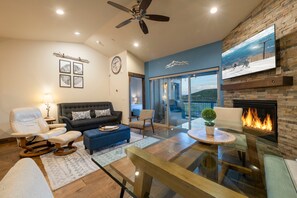 Deluxe House | Living area