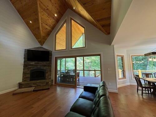 New Riverfront Retreat – Ultimate Privacy, Stunning Views, & Dog-friendly!