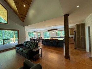 Smart TV, fireplace, printers - New Riverfront Retreat – Ultimate Privacy, Stunning Views, & Dog-friendly! (Bryson City)