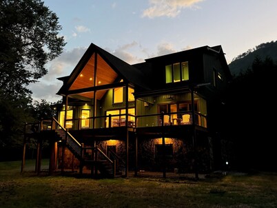 Brand New Riverfront Retreat – Ultimate Privacy, Stunning Views, & Dog-friendly!
