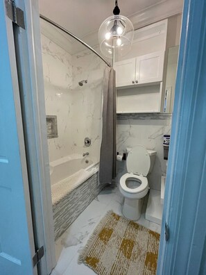 Douche, sèche-cheveux, serviettes fournies, savon