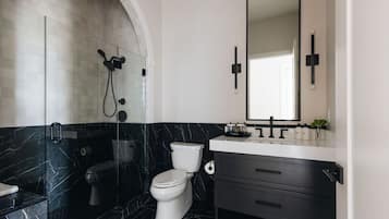 Een douche, een haardroger, handdoeken