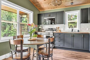 Fridge, microwave, oven, stovetop - Cozy, stylish, and surrounded by nature; Sojourn Hideaway is the perfect getaway (Windsor)