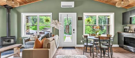 Kamin, DVD-Player, Bücher