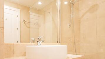 Een douche, een haardroger, handdoeken