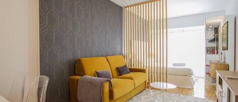 2 bedrooms, iron/ironing board, internet, bed sheets