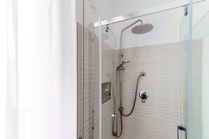 Dusche, Haartrockner, Bidet