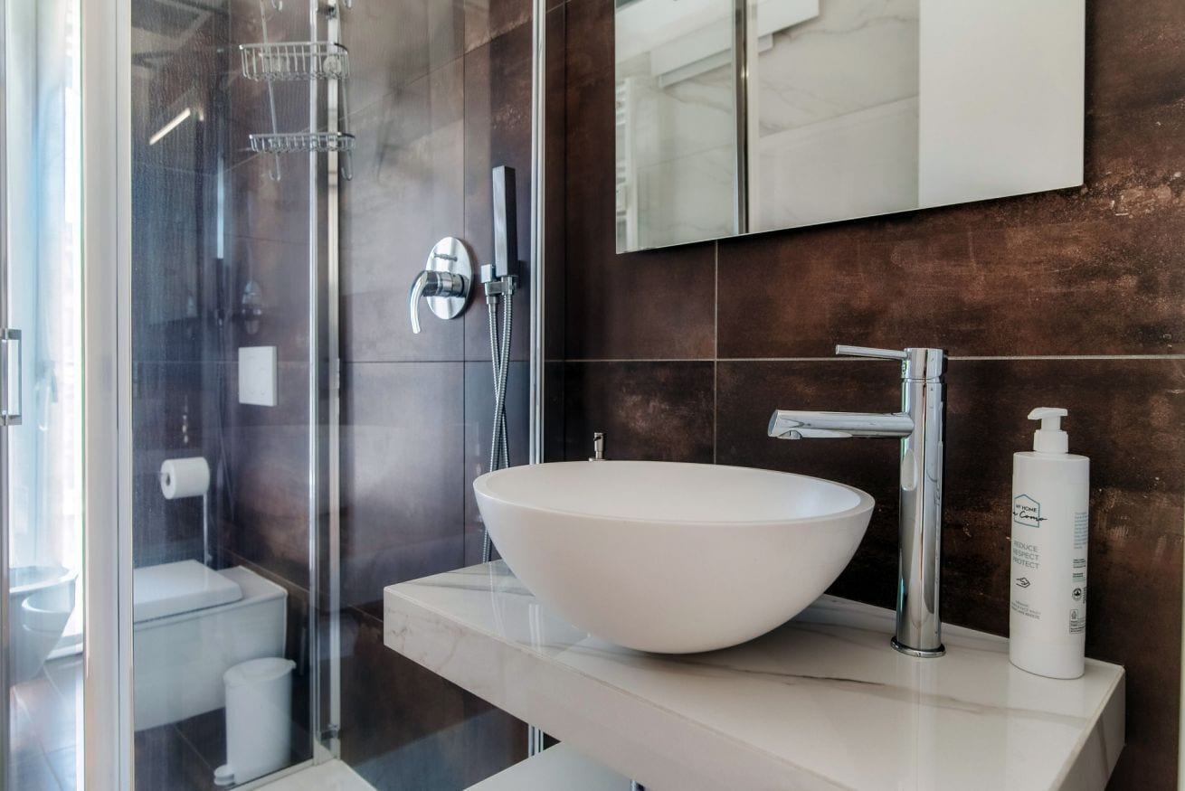 Douche, sèche-cheveux, bidet