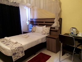 Basic Room | Desk, free WiFi, bed sheets