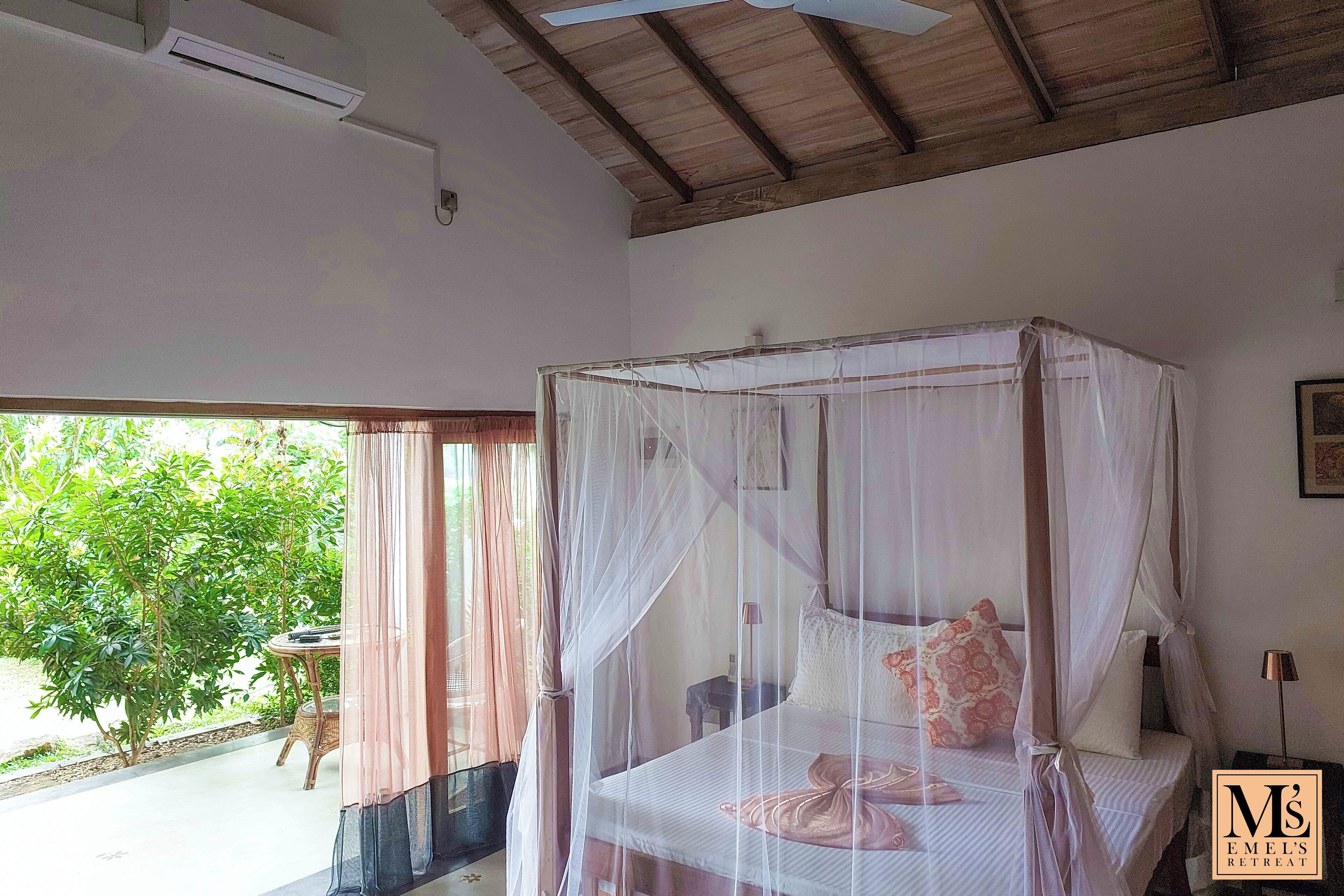 Espacio para trabajar con laptop y wifi gratis 