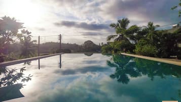 Kolam renang terbuka