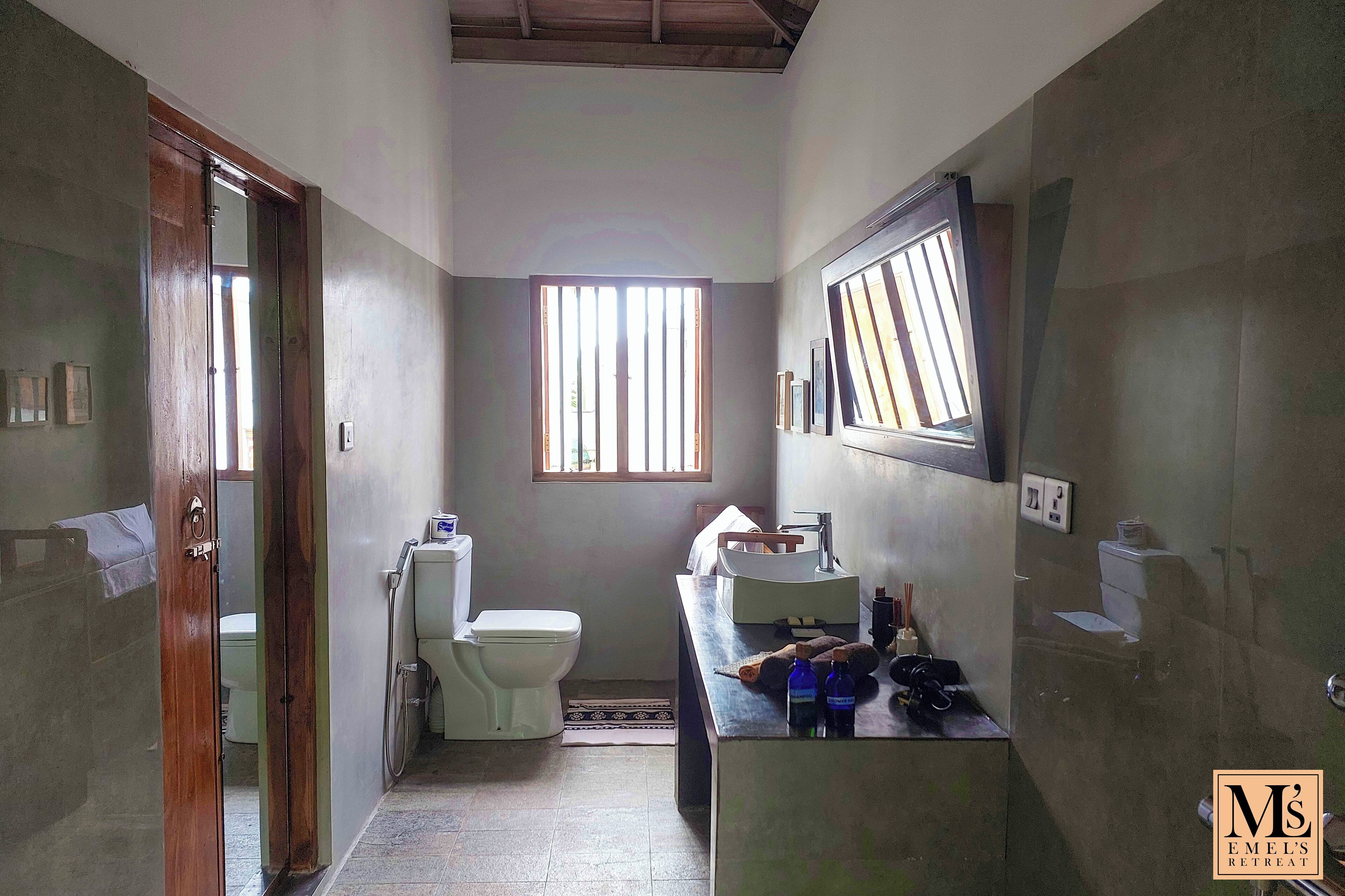 スタンダード コテージ プールビュー | バスルーム | シャワー、バスアメニティ (無料)、ヘアドライヤー、タオル