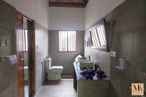 Standard Cottage, Pool View | Bathroom | Shower, free toiletries, hair dryer, towels - Emel's Retreat Hotels in Galle (Boossa)