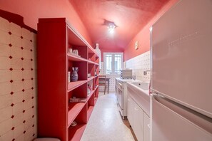 Kühlschrank, Herdplatte, Toaster, Kochgeschirr/Geschirr/Besteck