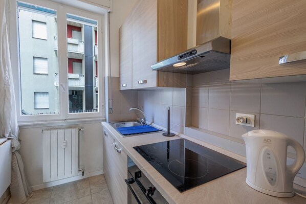 Fridge, microwave, oven, stovetop