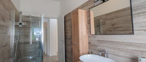 Douche, sĂšche-cheveux, bidet