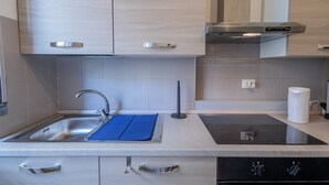 Une cuisine moderne équipée d’un évier, d’une cuisinière et de placards.