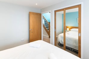 3 chambres, fer et planche à repasser, Wi-Fi, draps fournis