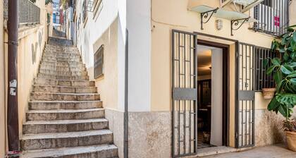 GuestHost - Spacious 139 sqm apartment in the heart of Taormina, ideal for 8 people. Structured on 3 levels, it offers ample space and modern comforts, including air conditioning. Located in a pedestrian area, it allows you to fully enjoy the lively atmo