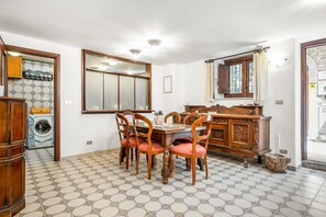 Dining - Spacious 139 sqm apartment in the heart of Taormina, ideal for 8 people. Structured on 3 levels, it offers ample space and modern comforts, including air conditioning. Located in a pedestrian area, it allows you to fully enjoy the lively atmosphere of th (Taormina)