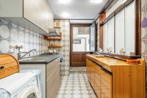 Fridge, oven, stovetop, cookware/dishes/utensils