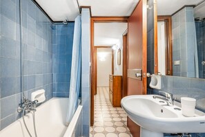 Dusche, Haartrockner, Bidet, Handtücher