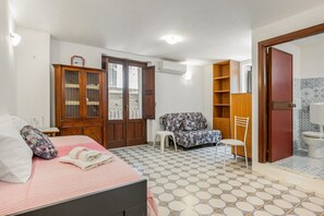 3 bedrooms, iron/ironing board, WiFi, bed sheets - GuestHost - Spacious 139 sqm apartment in the heart of Taormina, ideal for 8 people. Structured on 3 levels, it offers ample space and modern comforts, including air conditioning. Located in a pedestrian area, it allows you to fully enjoy the lively atmo (Taormina)