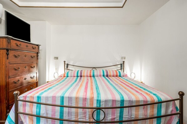 3 habitaciones, tabla de planchar con plancha, wifi y ropa de cama 