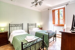 2 chambres, fer et planche à repasser, Wi-Fi, draps fournis