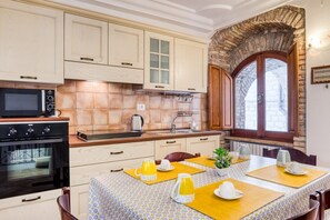 Frigorifero, microonde, forno, piano cottura