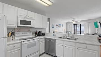 Réfrigérateur, micro-ondes, four, plaque de cuisson