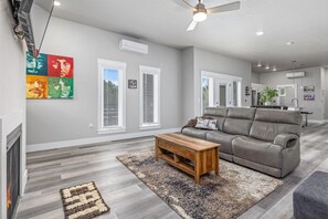 Smart TV, fireplace