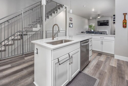 “#HabitueHomes - West Bench McCoy - New Condo! Treadmill!