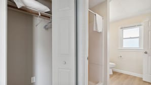 Un baño con inodoro, ventana y zona de ducha.