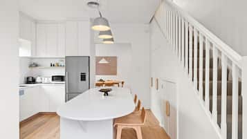 The Mitchell Sun Apartment | Private kitchen | Full-size fridge, microwave, oven, stovetop