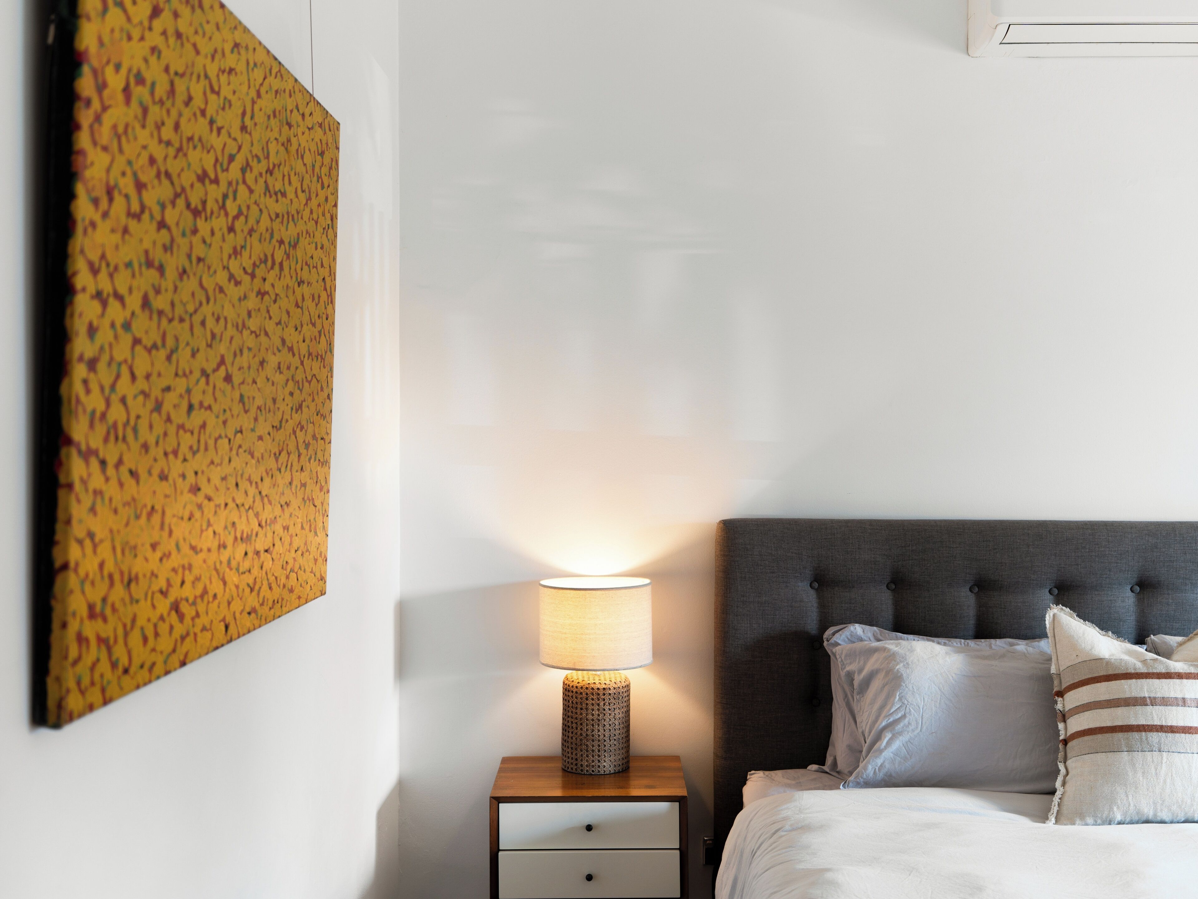 مكتب ومساحة عمل للكمبيوتر المحمول وستائر تعتيم ومكواة/لوح كي