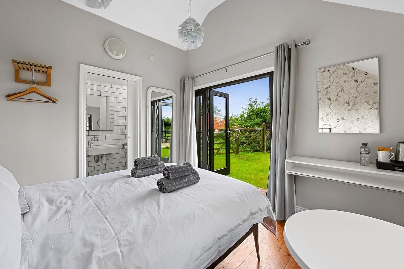 8 makuuhuonetta, Wi-Fi, vuodevaatteet