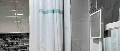 Douche, serviettes fournies, savon, shampooing