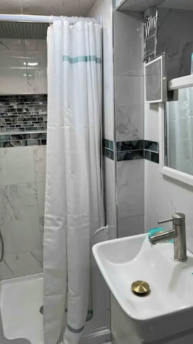Charming 1-bedroom  basement apartment in Floral Park with WiFi and AC
