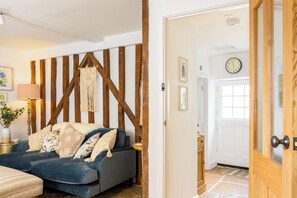 Living area - Windsor Cottage-Bolthole in heart of CN (Chipping Norton)