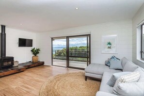 TV, fireplace, offices - Sunset Sanctuary | Stay Waiheke (Waiheke Island)