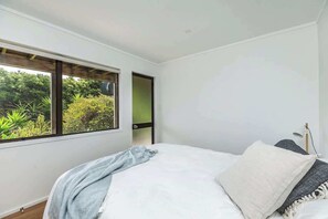 5 bedrooms, iron/ironing board, WiFi - Sunset Sanctuary | Stay Waiheke (Waiheke Island)