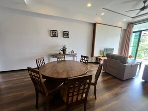 In-room dining - The Retreat mountain view at Cameron  (Brinchang)