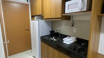 Classic Studio, City View | Private kitchen | Fridge, microwave, stovetop, cookware/dishes/utensils