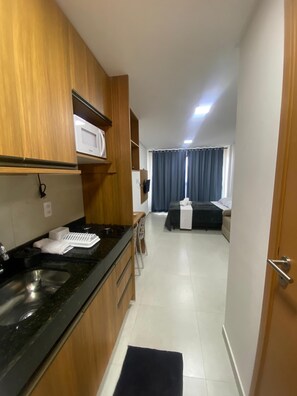 Classic Studio, City View | Private kitchen | Fridge, microwave, stovetop, cookware/dishes/utensils - Villas do Porto - 116 by La Playa (Ipojuca)