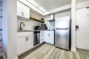 Refrigerador, microondas, lavavajillas y toallas de papel