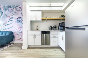 Fridge, microwave, dishwasher, paper towels - 1 bedroom condo 5 minutes from Universal Studios, free parking (Orlando)