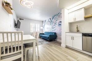 Interior - 1 bedroom condo 5 minutes from Universal Studios, free parking (Orlando)